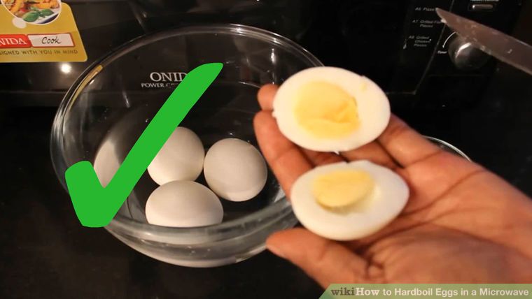 Можно варить яйца в микроволновке. Яйцо в микроволновке. Куриное яйцо в микроволновке. Вареное яйцо в микроволновке. Яйцо из микроволновки.