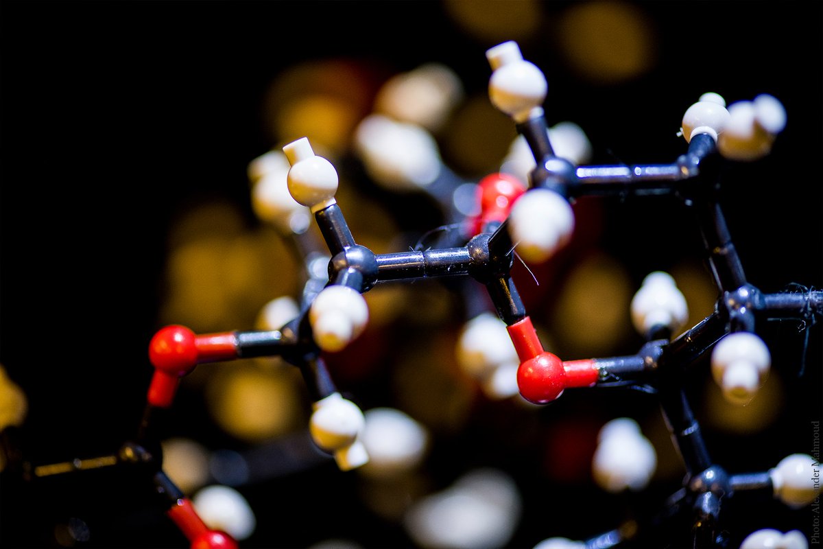 Фото молекулы. Молекулы. Молекула металла. Молекулы на черном фоне. Самая красивая молекула.
