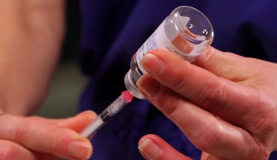 Правильный набор лекарства в шприц